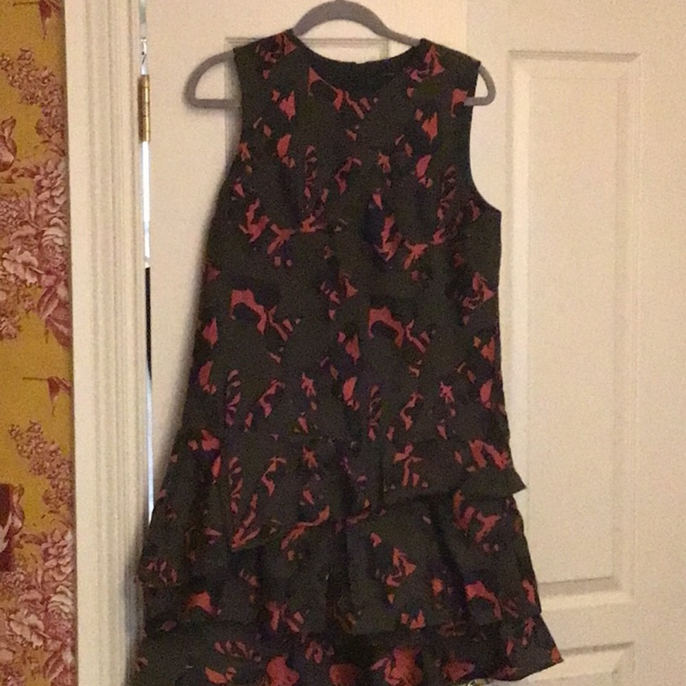 Banana republic sleeveless size 6 three tier ruffle bottom dress